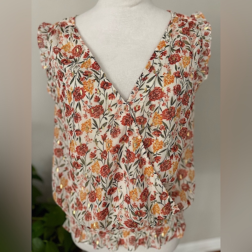 Eclair Floral Top with Gold Metallic Accents